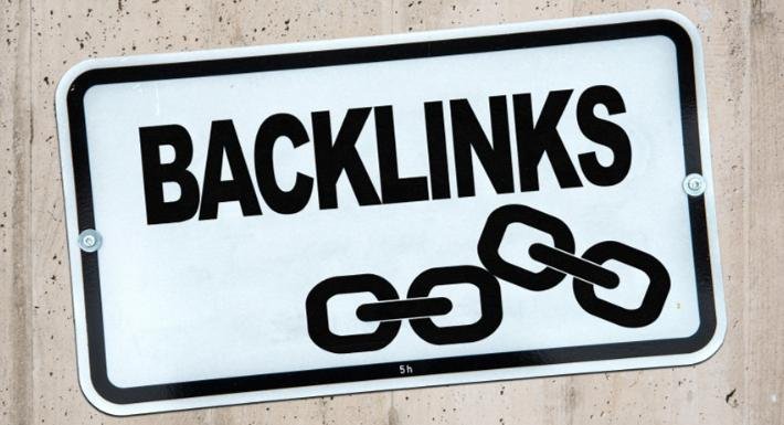 Backlinks sign with broken chain link graphic symbolizing SEO link-building and authority strategies.